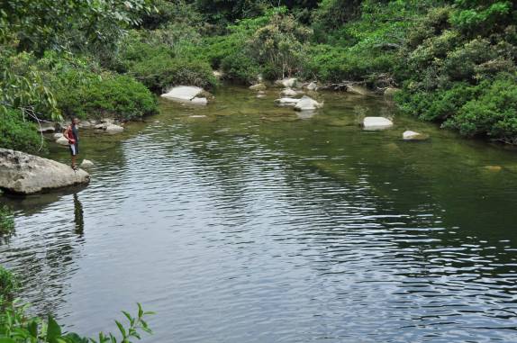 Caminhada até o rio que corta o Rio Blanco National Park, no sul de Belize